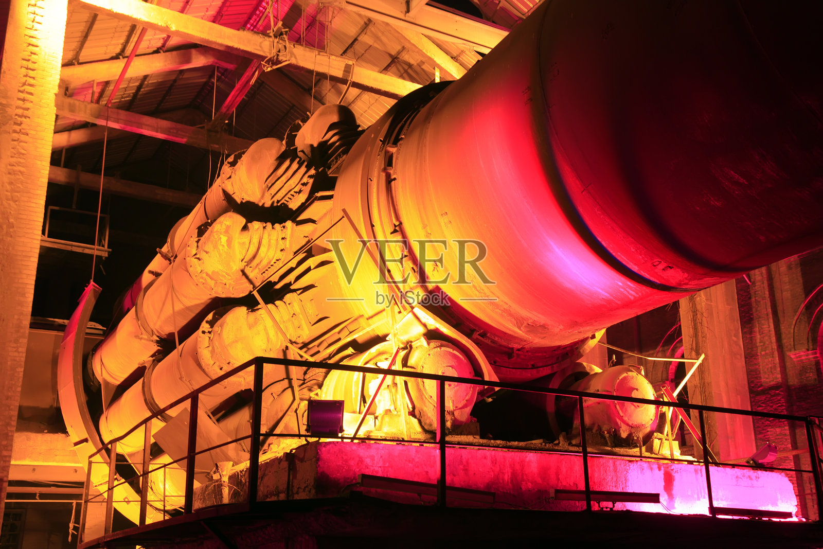 夜间闲置的水泥厂回转窑设备照片摄影图片