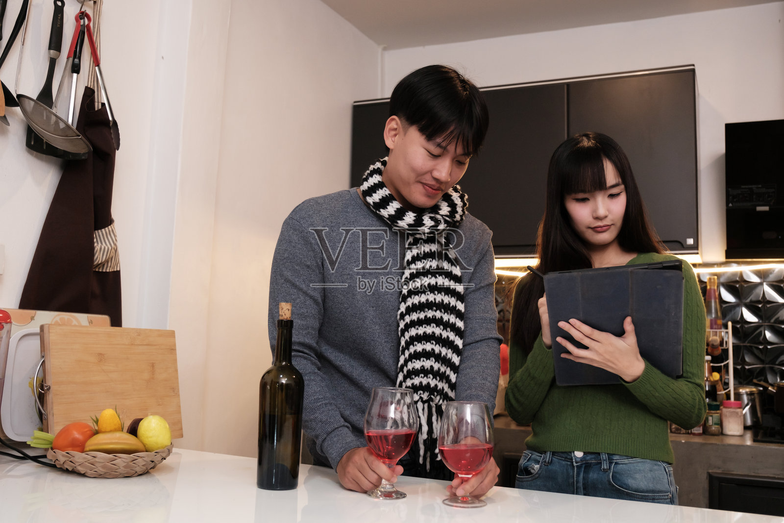 年轻的亚洲夫妇在家生活照片摄影图片