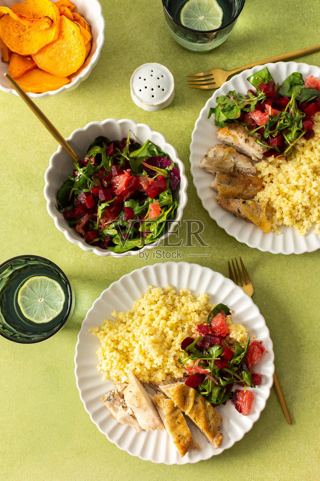 一顿健康营养的早餐,包括小米、烤鸡胸肉、新鲜的绿叶沙拉和葡萄柚,以及烤红薯,非常适合健康的开始。照片摄影图片