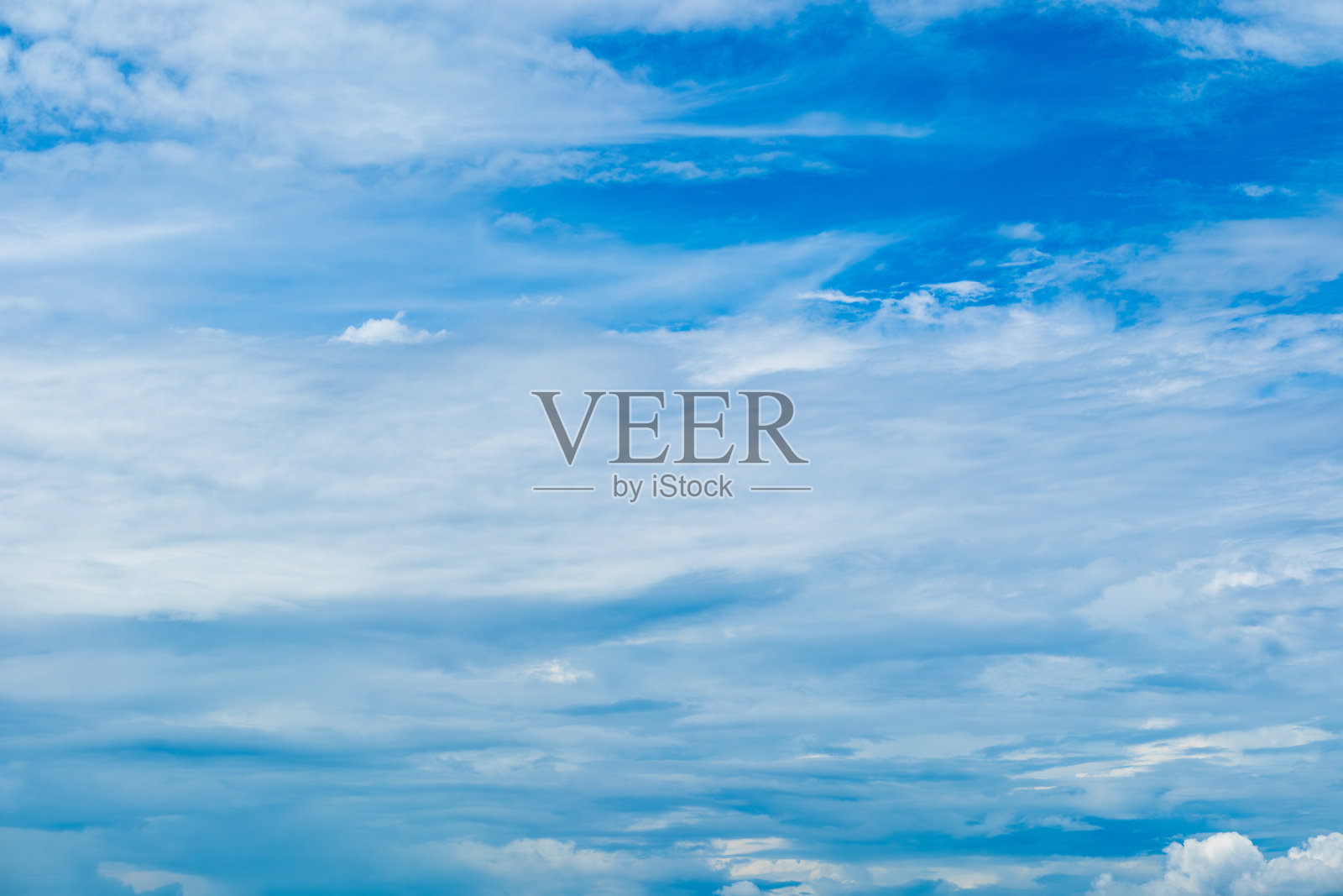 夏季假期概念的清澈天空全景背景,海洋和阳光照耀下的夏季海水,伴随美丽的云彩天空。照片摄影图片