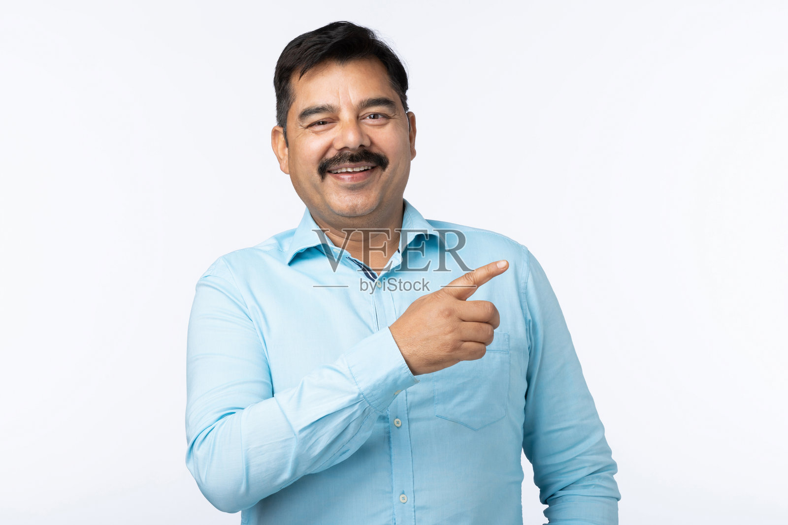 身穿正式服装的印度商人肖像,背景为白色照片摄影图片