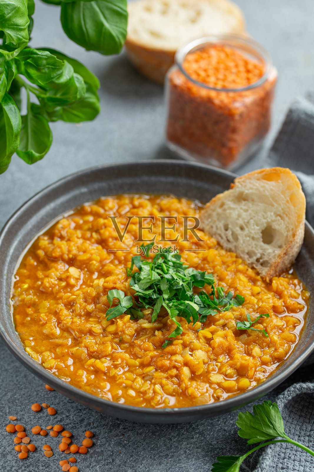 素食扁豆汤盛在碗里照片摄影图片