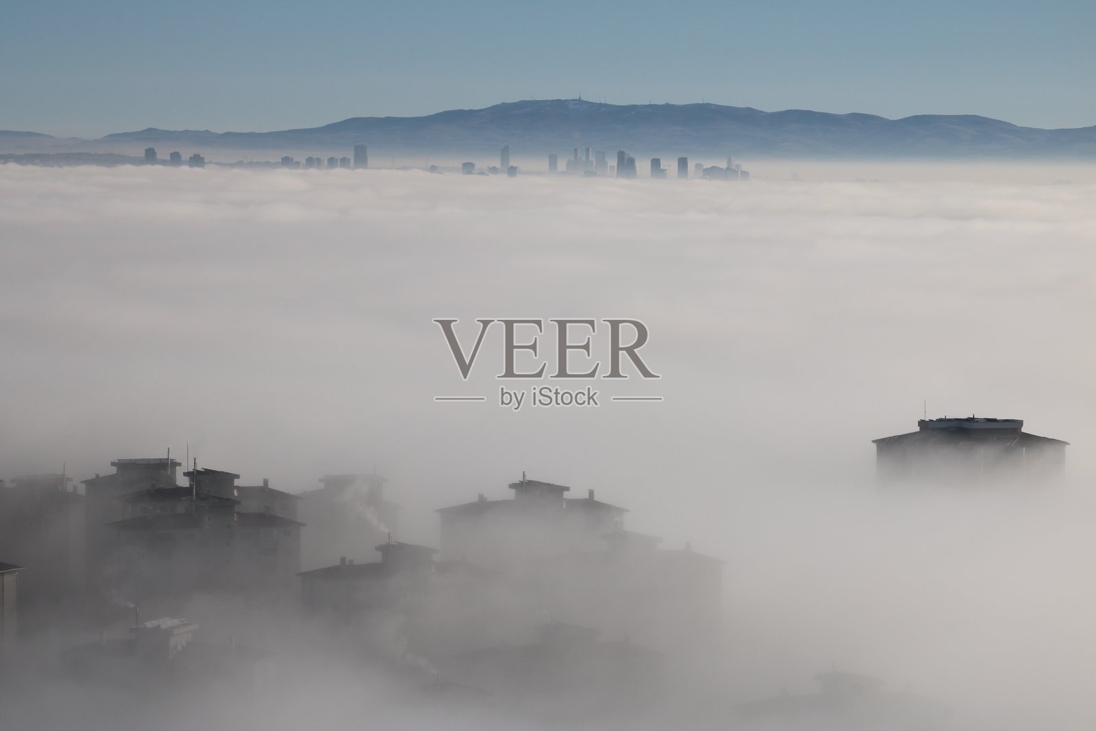 迷人而神秘的雾霭天气照片摄影图片