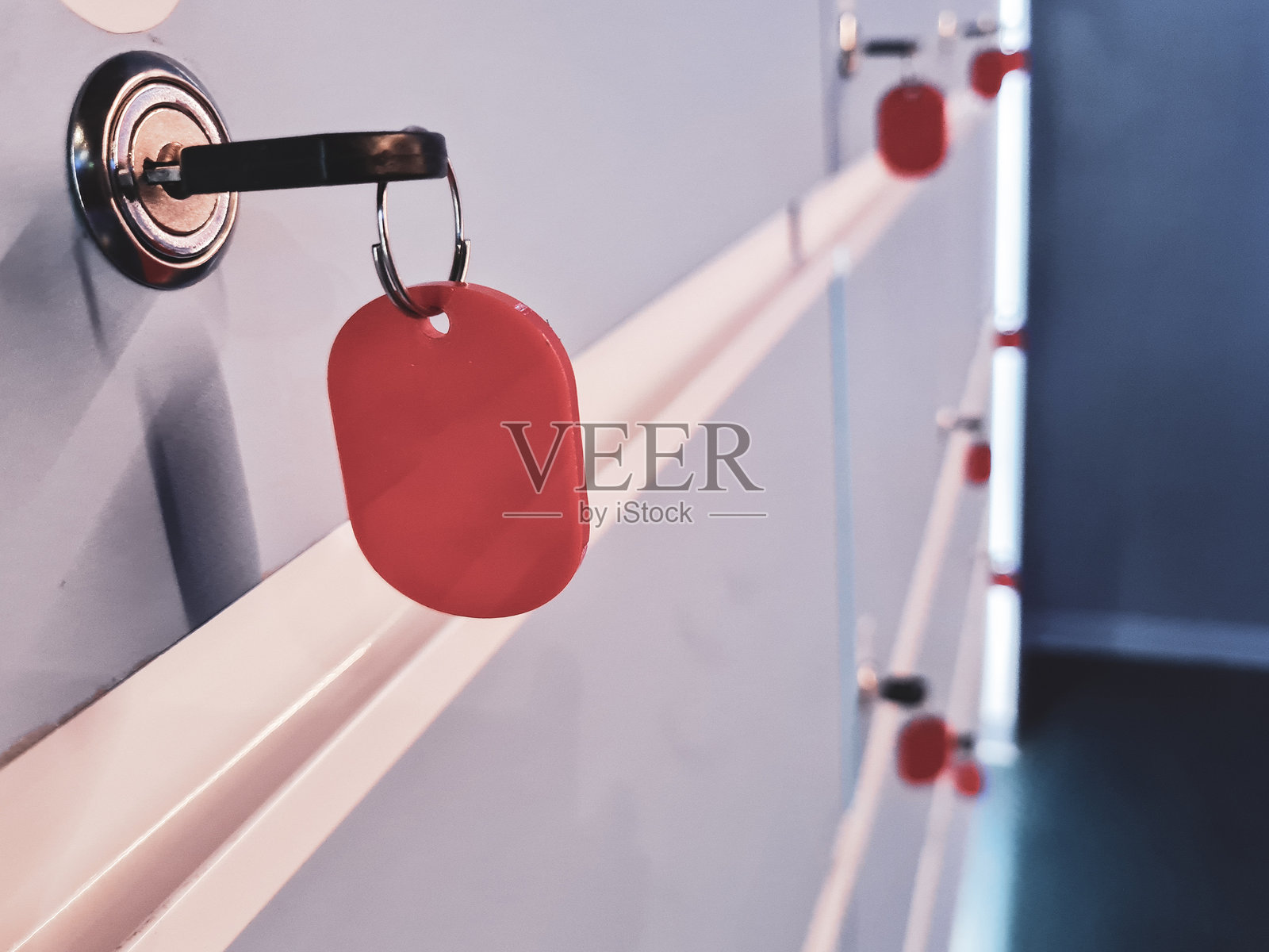 一排带门和钥匙的储物柜。照片摄影图片