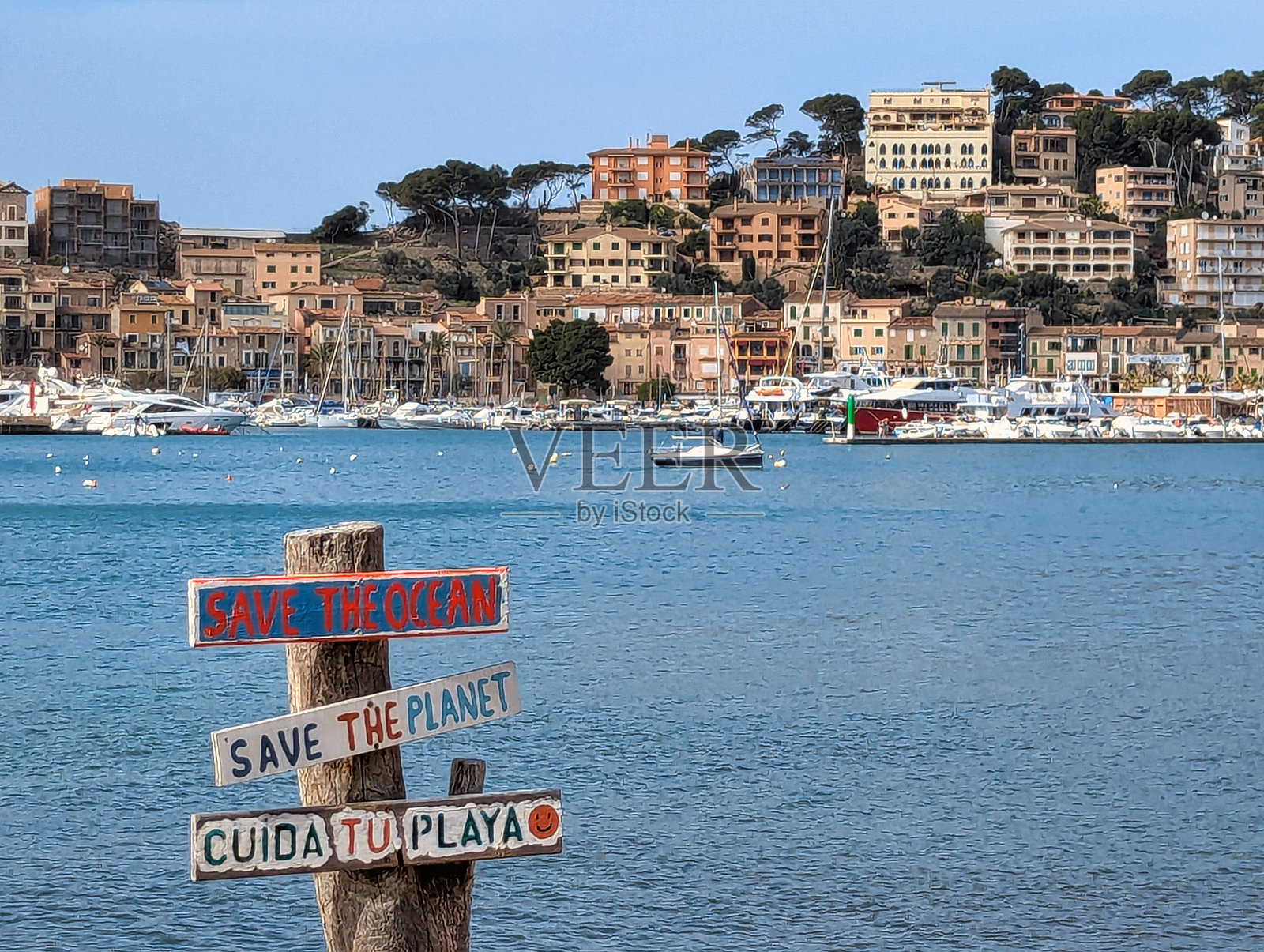 海滩上的木制标牌,传达关于保护环境的信息,索勒港,马洛卡,巴利阿里群岛,西班牙照片摄影图片