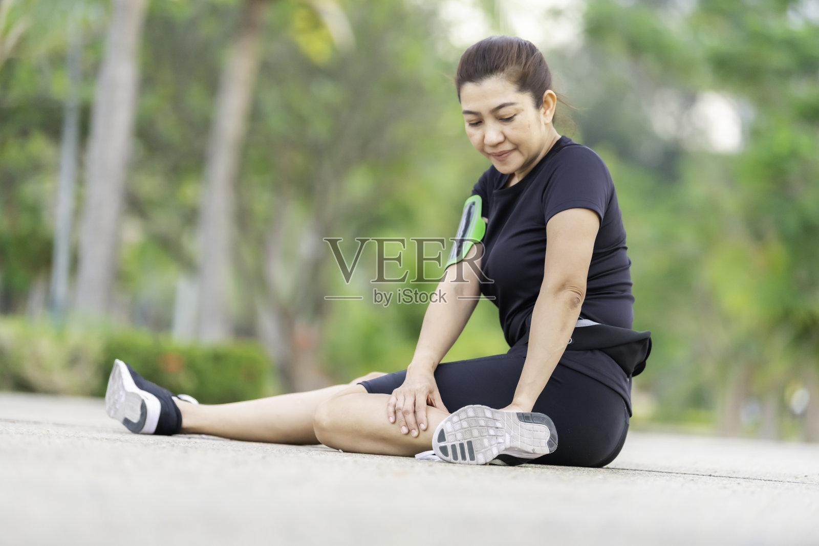 年轻女性在运动和跑步时感到痛苦。运动与医疗概念。健康护理与运动概念。照片摄影图片