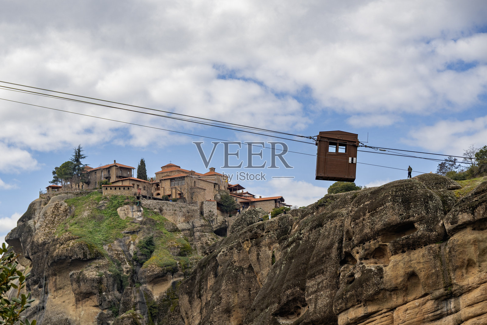 梅泰奥拉风景,圣三一修道院和缆车位于巨大的自然石柱顶部,卡拉巴卡,希腊照片摄影图片