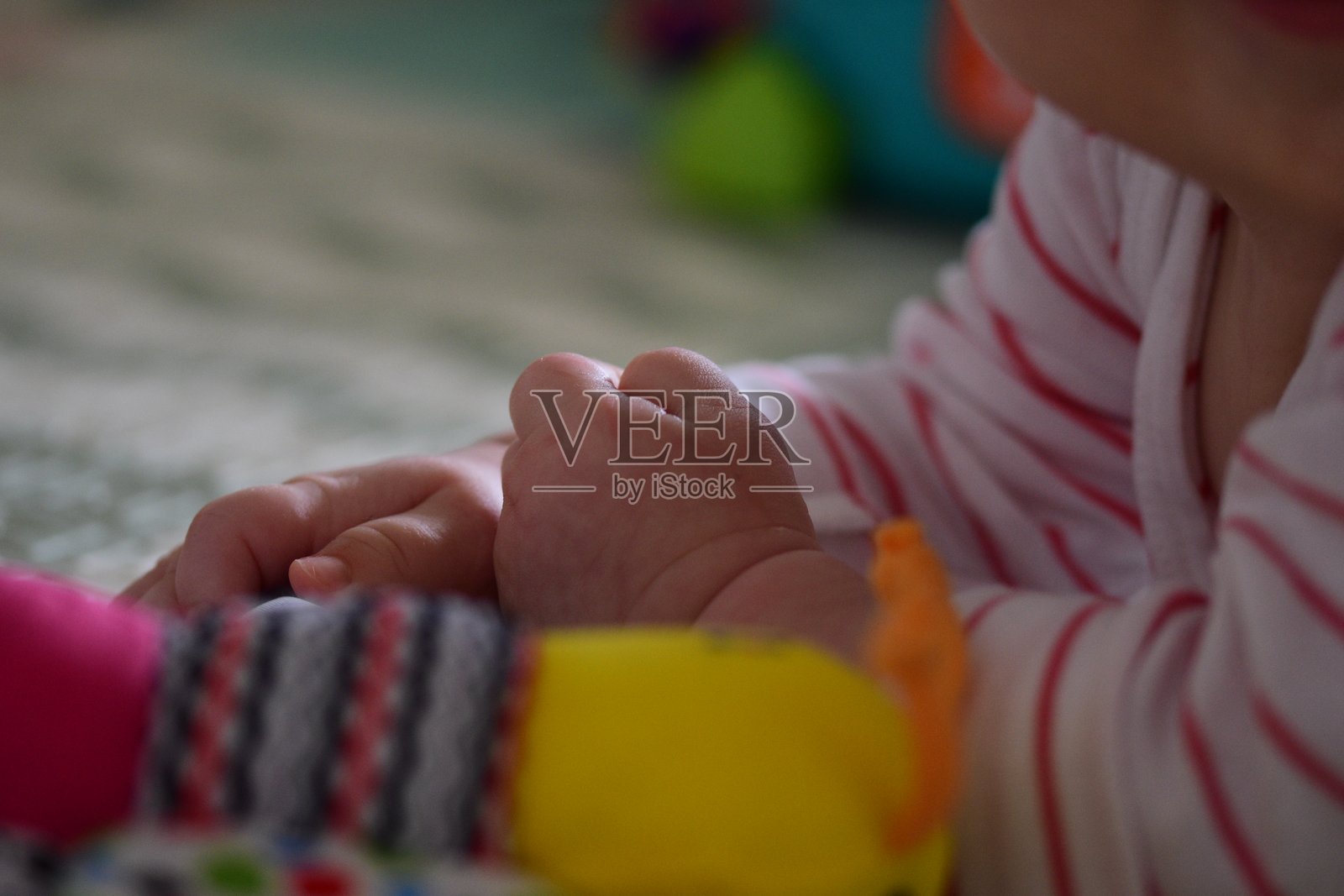 婴儿在玩耍,只有手部可见照片摄影图片