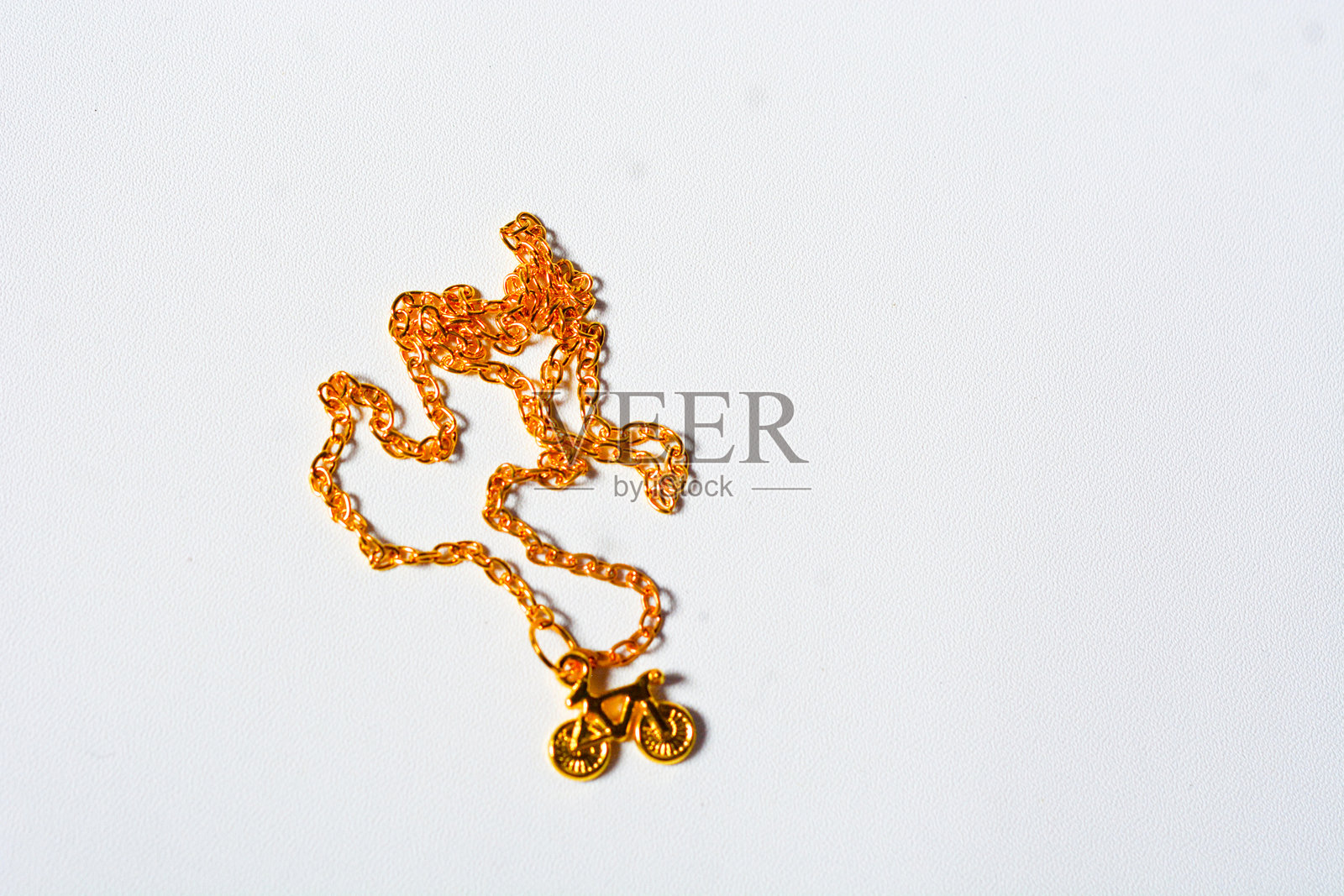 孤立的金项链显得优雅而奢华照片摄影图片