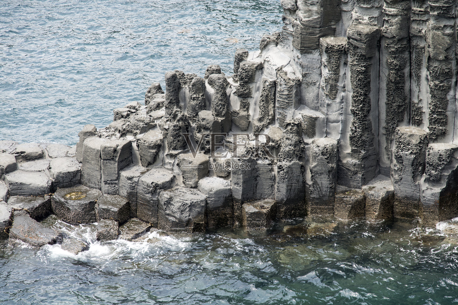 海边的柱状节理岩石和悬崖照片摄影图片