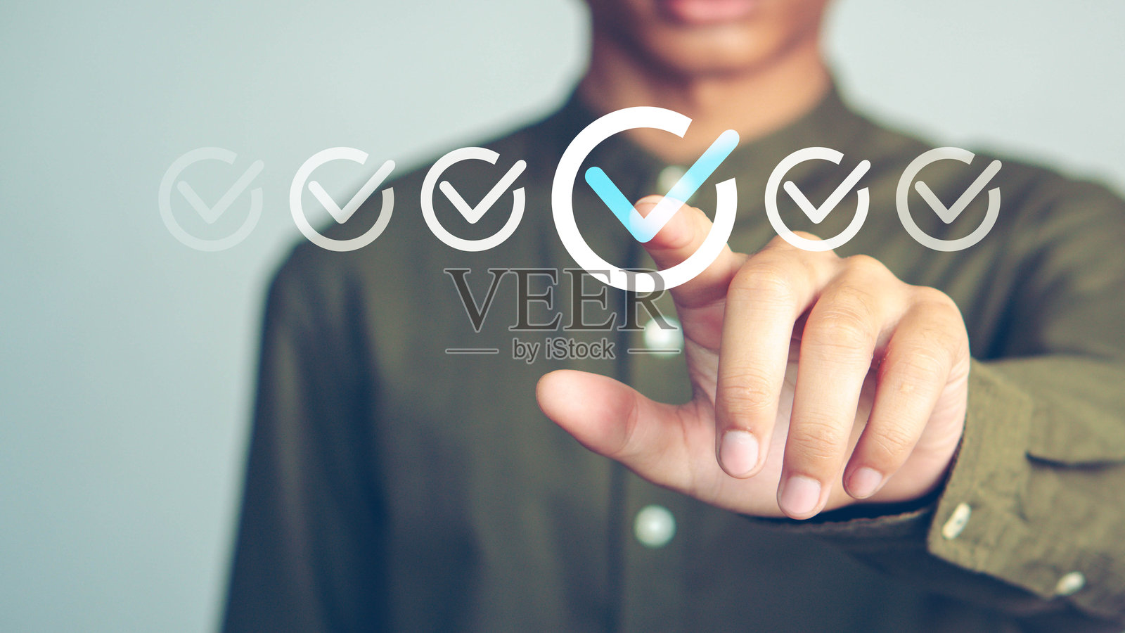 男子用手指触碰勾选标记,数字文件和文件全息图。留白,商业流程审批文件,质量,确认,检查,验证,批准,复选框。照片摄影图片