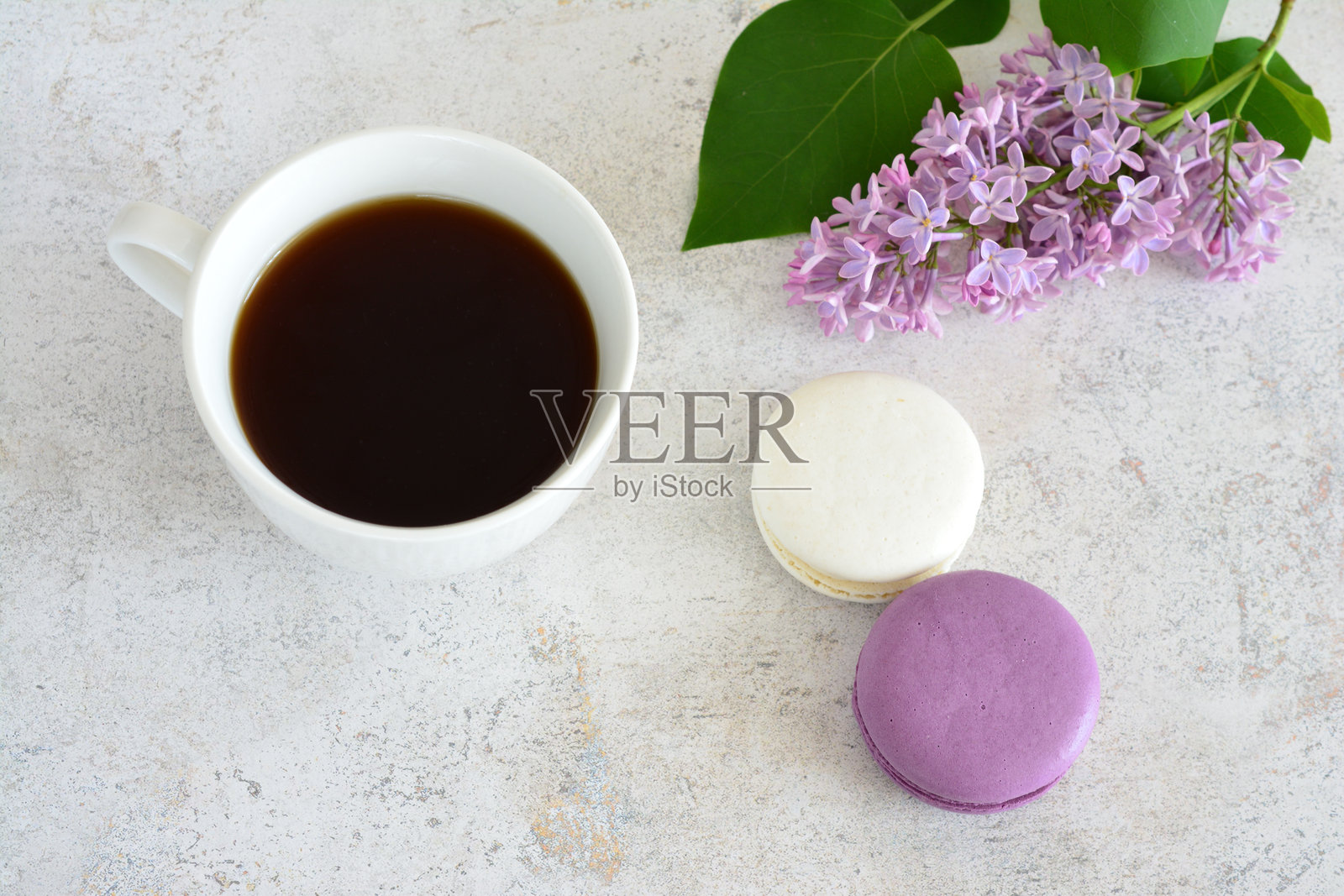 咖啡、马卡龙和紫丁香,完美的早晨享受照片摄影图片