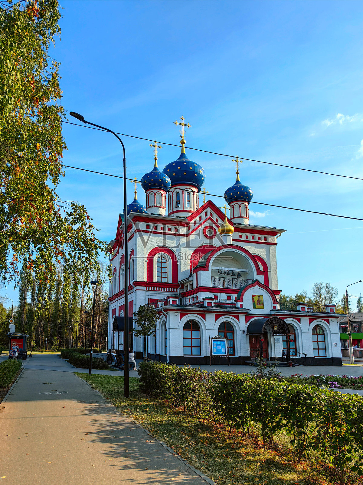 意外喜悦圣母图标教堂,背景是树木和天空。俄罗斯。下诺夫哥罗德。十月大街70周年。2024年9月。照片。照片摄影图片