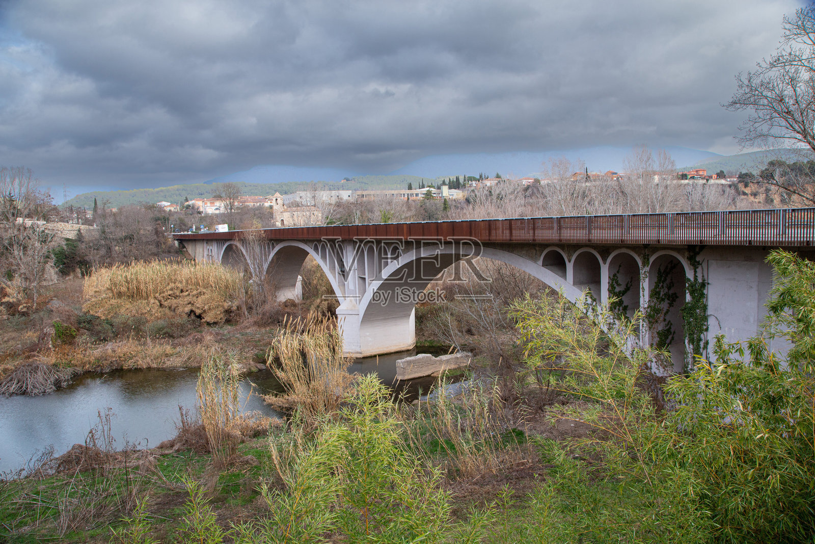 西班牙美丽的中世纪村庄鲁皮特入口处的河上桥梁照片摄影图片