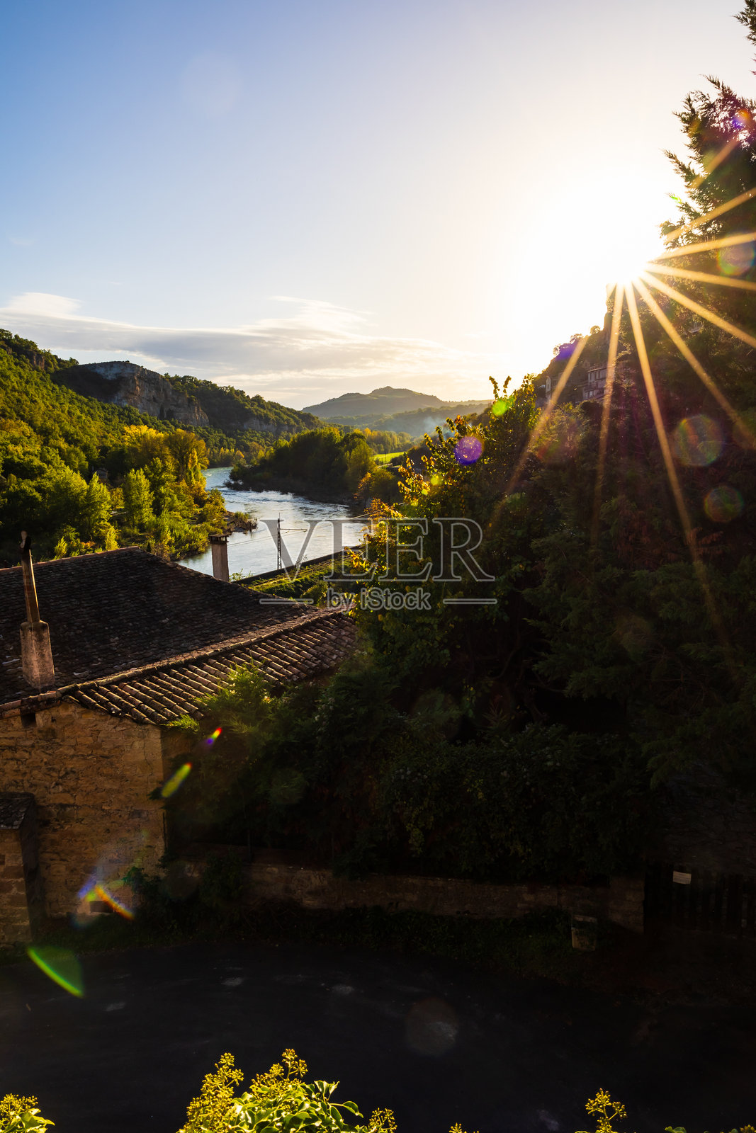 中世纪村庄佩尔(阿韦龙)前的湖泊照片摄影图片