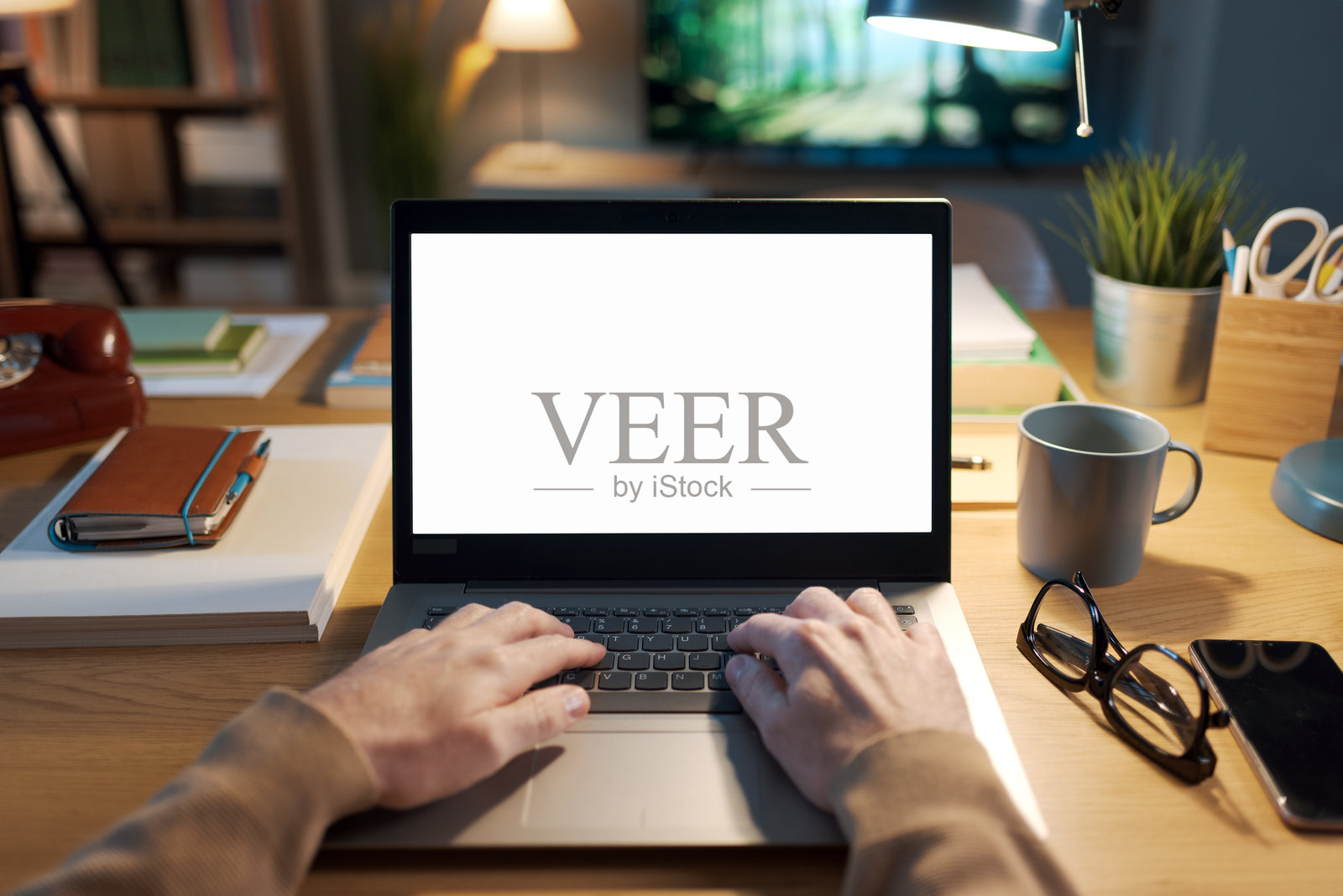 男子在使用一台屏幕空白的笔记本电脑工作照片摄影图片