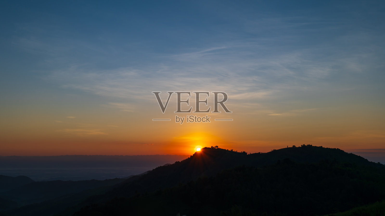 山顶和山谷上的日落天空。自然风光照片摄影图片