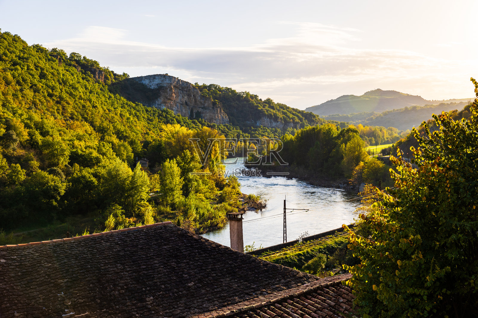 佩尔村(阿韦龙)前的水塘照片摄影图片