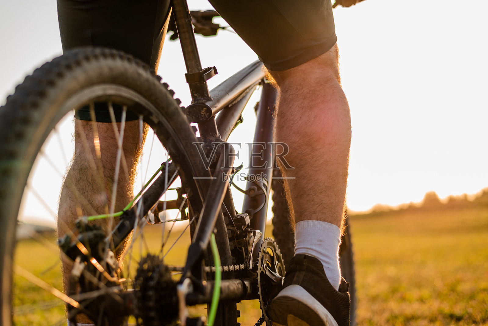 山地自行车骑行者在户外骑行。照片摄影图片