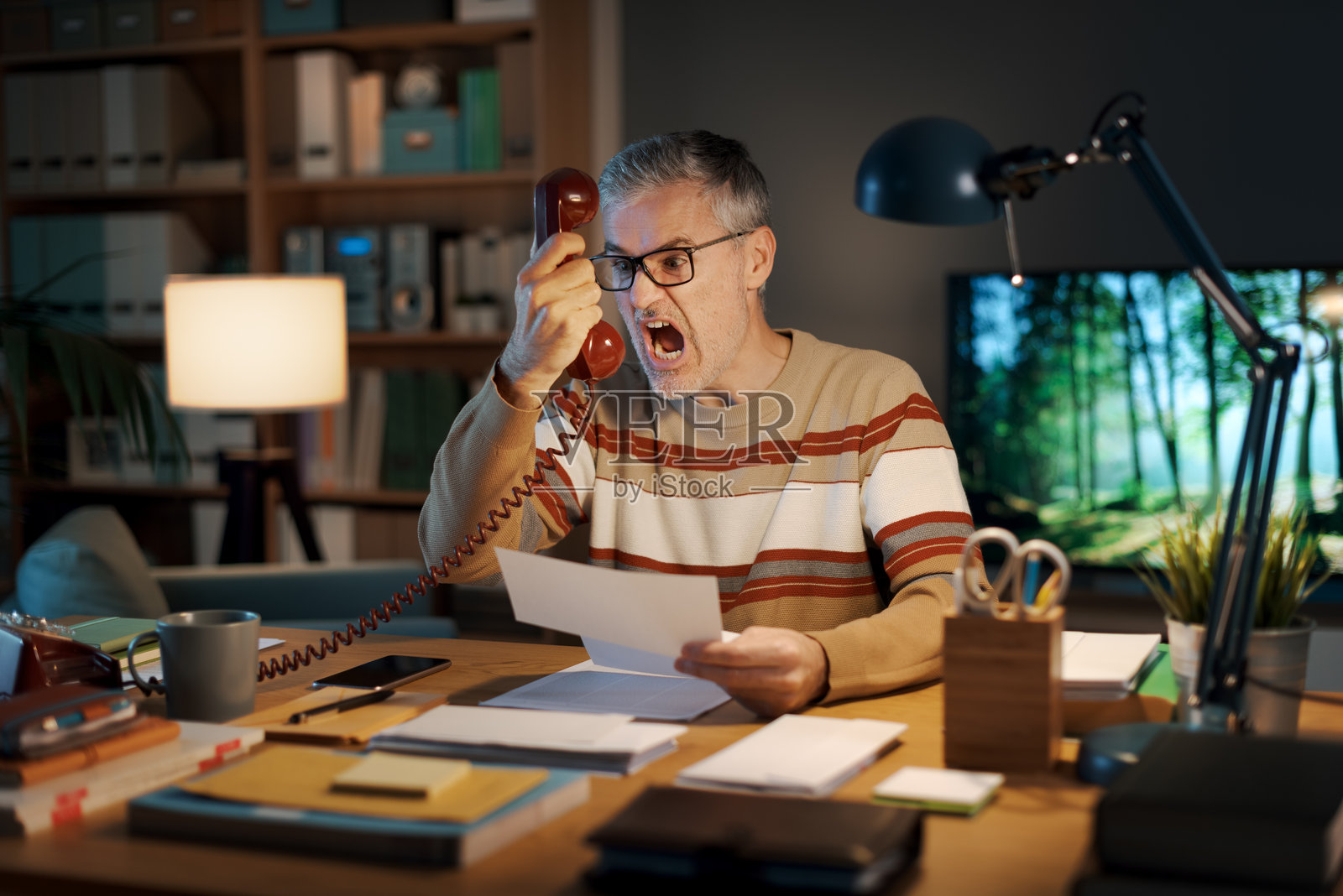 愤怒的顾客拨打客服热线照片摄影图片