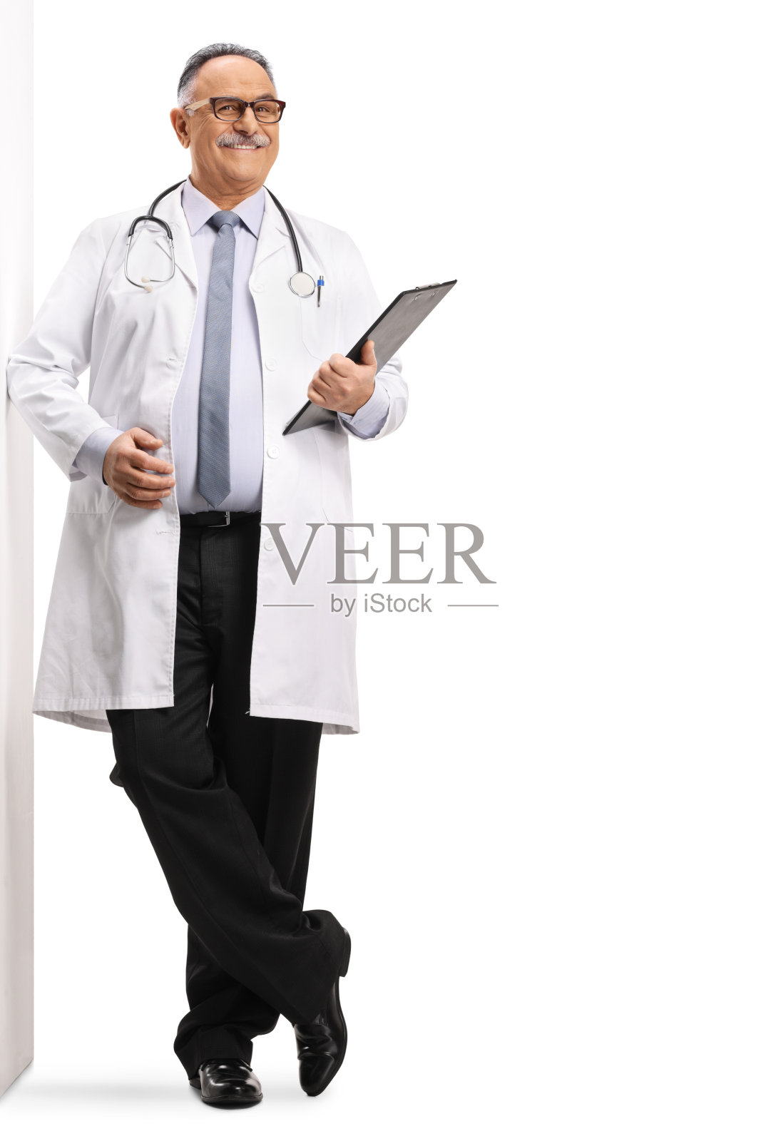 成熟男性医生靠在墙上照片摄影图片