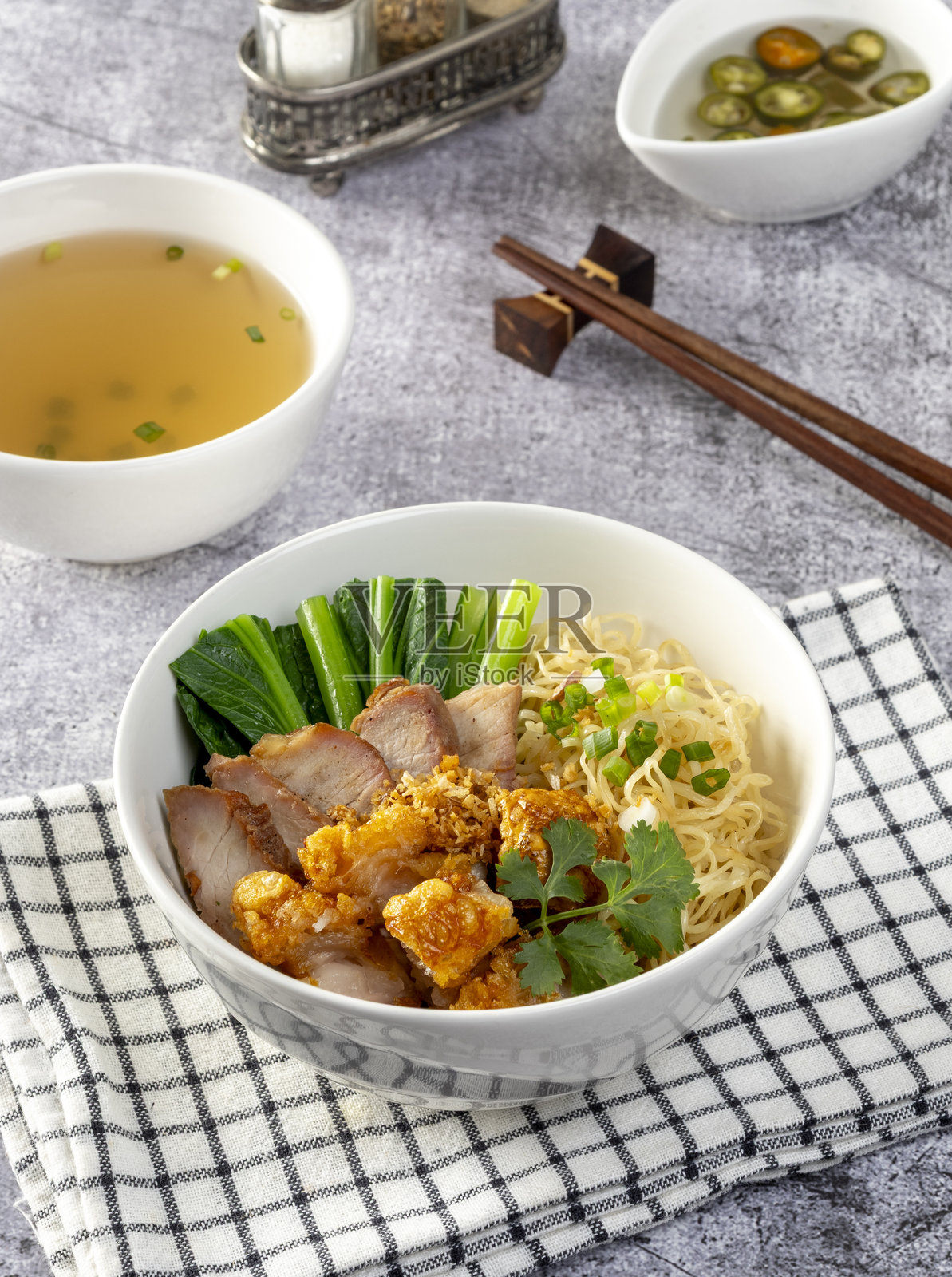 红烧肉、脆皮肉、饺子、汤和调料的蛋面照片摄影图片