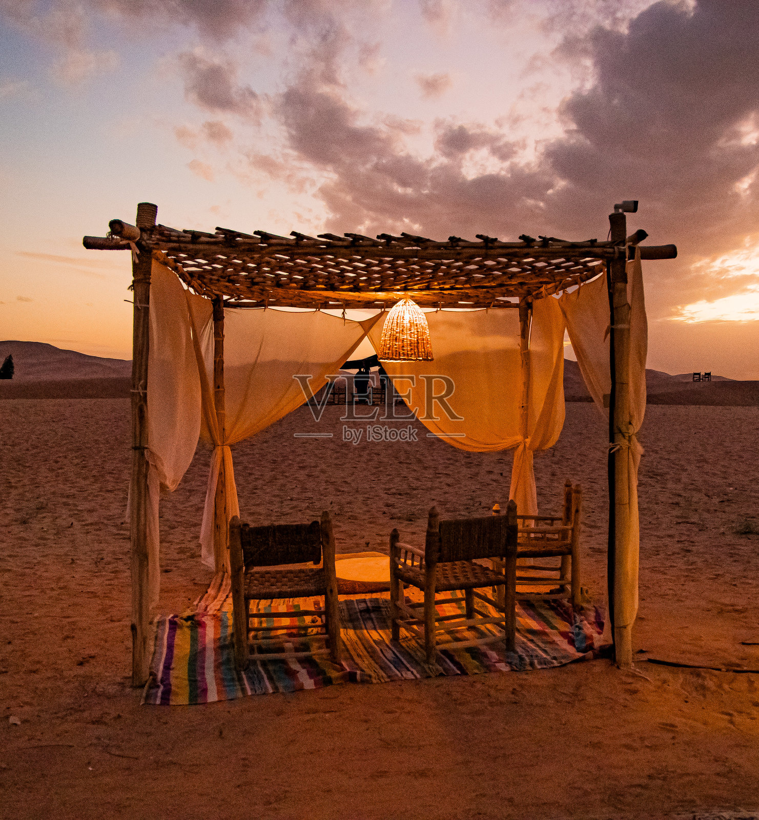 沙漠中的日落照片摄影图片