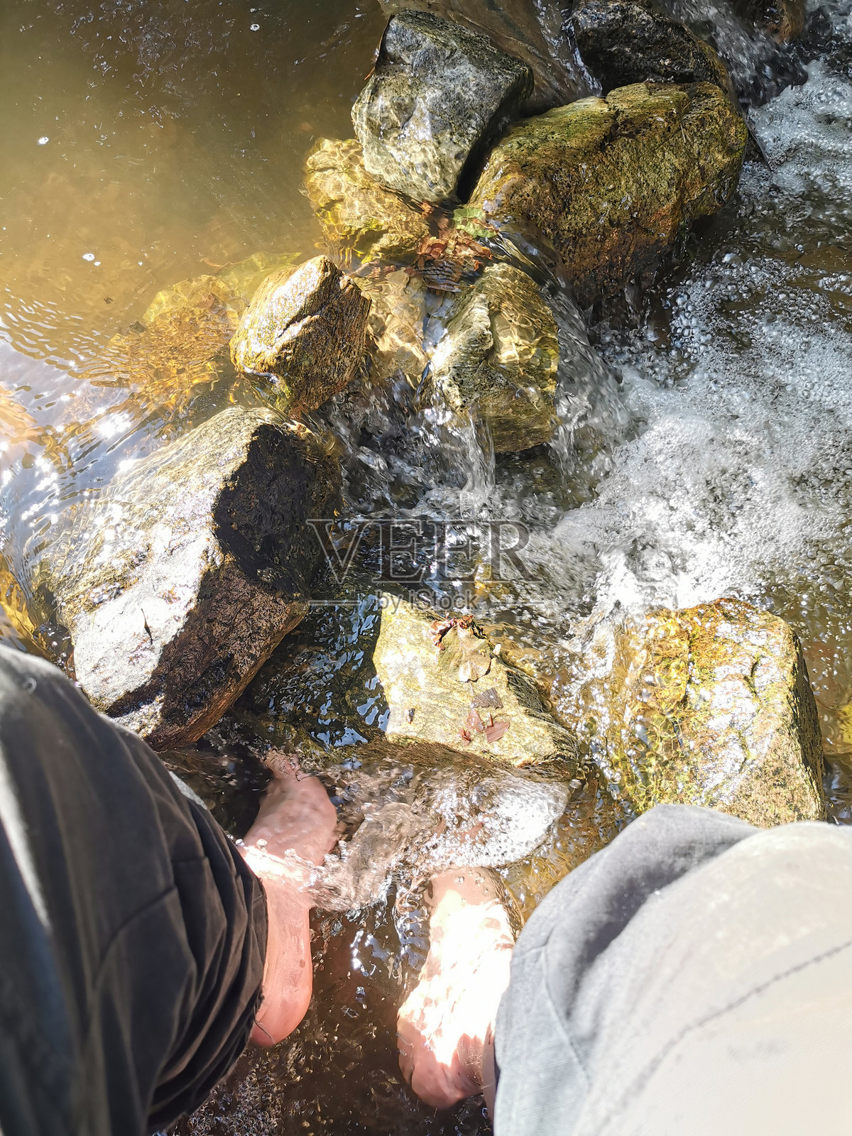 寒冷河水中的人腿照片摄影图片