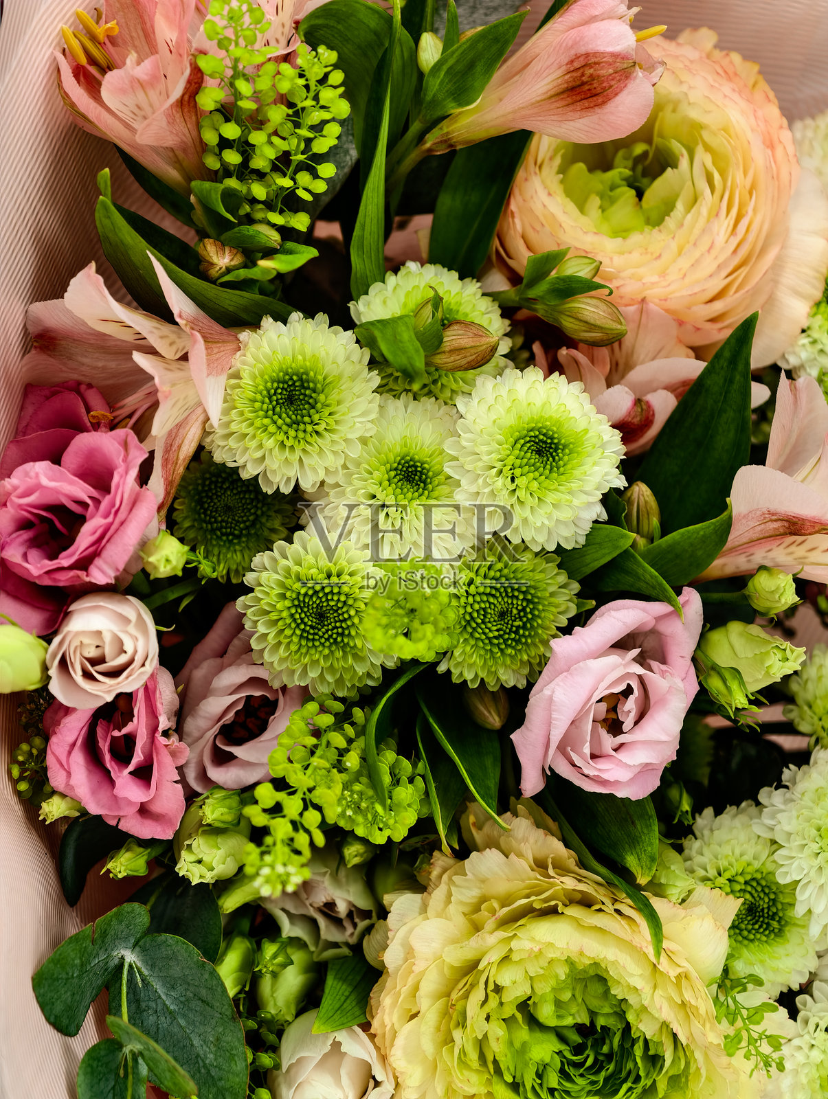 优雅的混合花束,粉色玫瑰,绿色菊花,柔和的春季花卉,新鲜的花园布置,婚礼花艺设计,自然之美,专业摄影,浪漫庆典,奢华花卉照片摄影图片