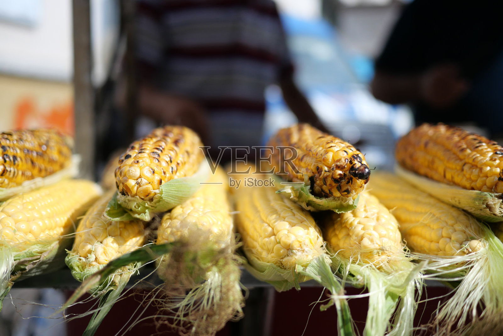 在阳光明媚、温暖的夏日户外烧烤美味的玉米棒照片摄影图片