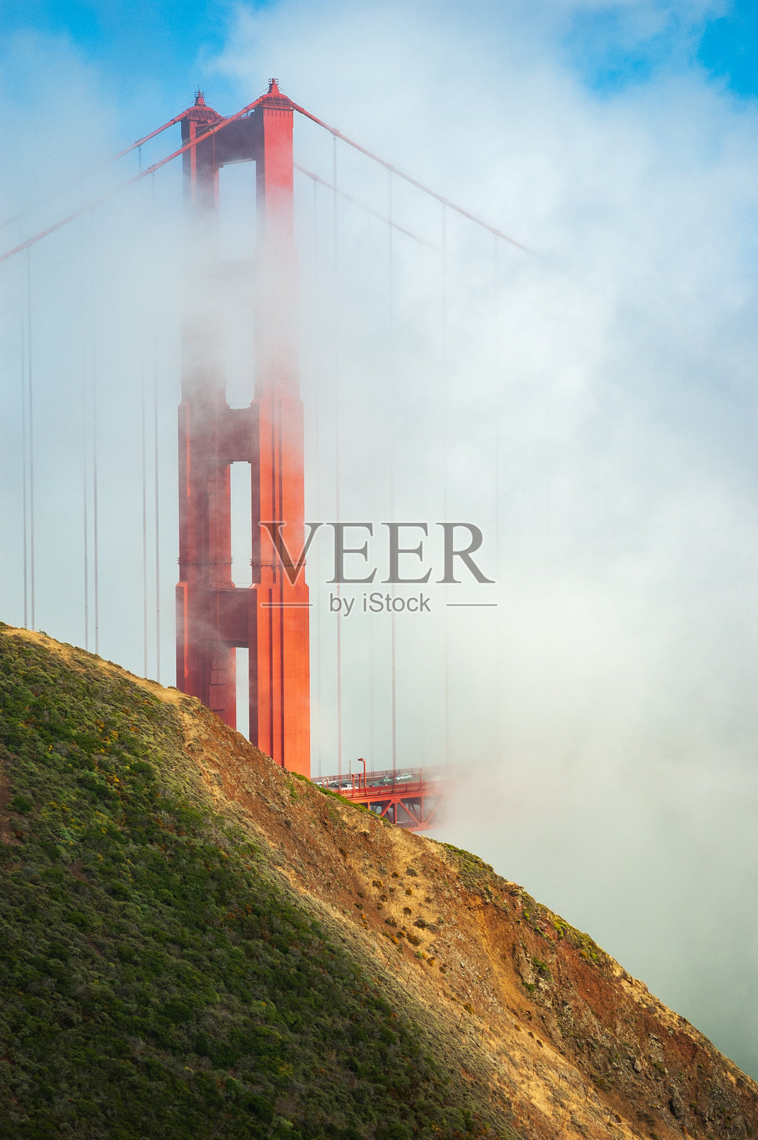 旧金山金门大桥在雾蒙蒙的早晨照片摄影图片