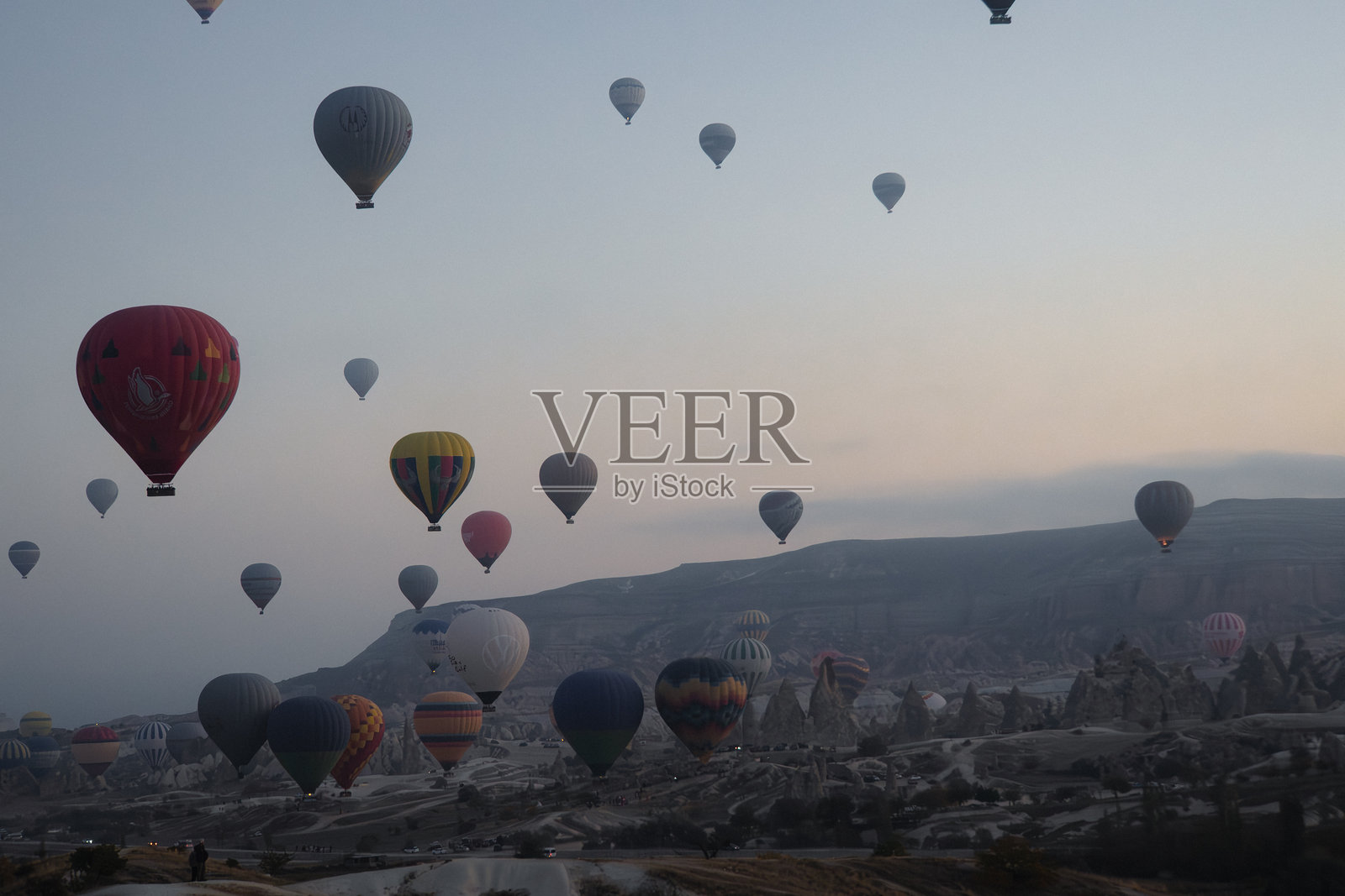 美丽的热气球在土耳其卡帕多奇亚的岩石景观上空飞翔照片摄影图片