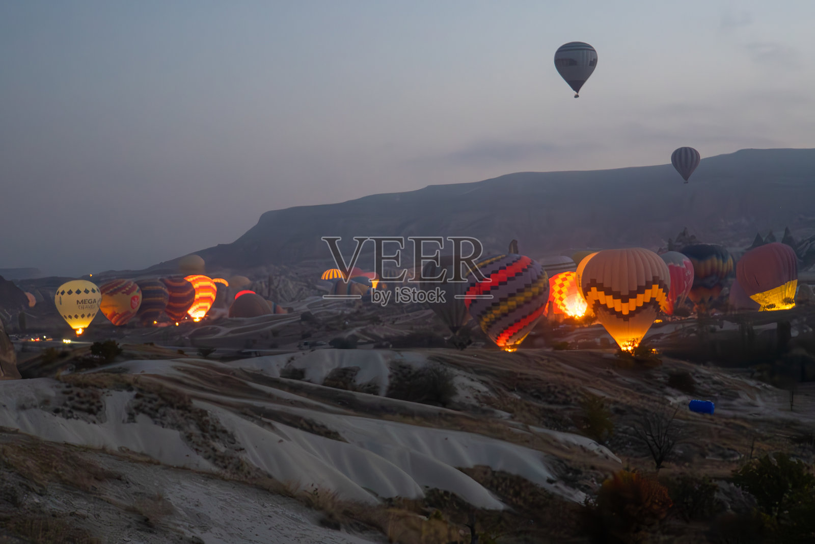 美丽的热气球在土耳其卡帕多奇亚的岩石景观上空飞行照片摄影图片