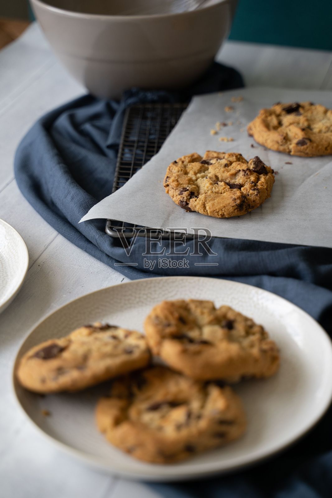 温馨厨房环境中的自制巧克力曲奇饼干。照片摄影图片