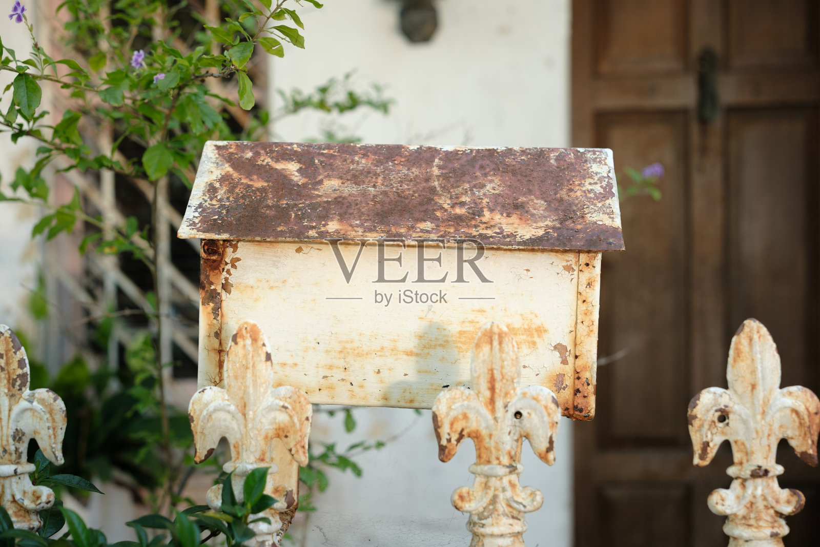 旧的生锈邮箱的侧面视图照片摄影图片