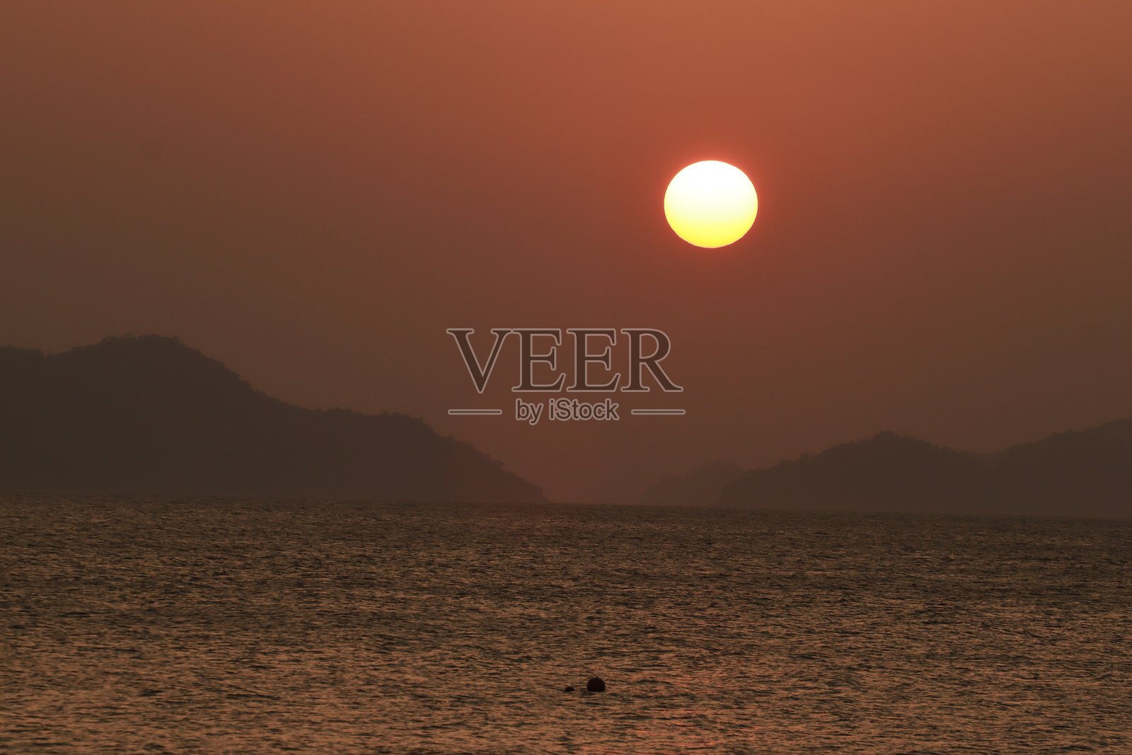 万戈普恩贾瓦海滩的日落,班达亚齐照片摄影图片