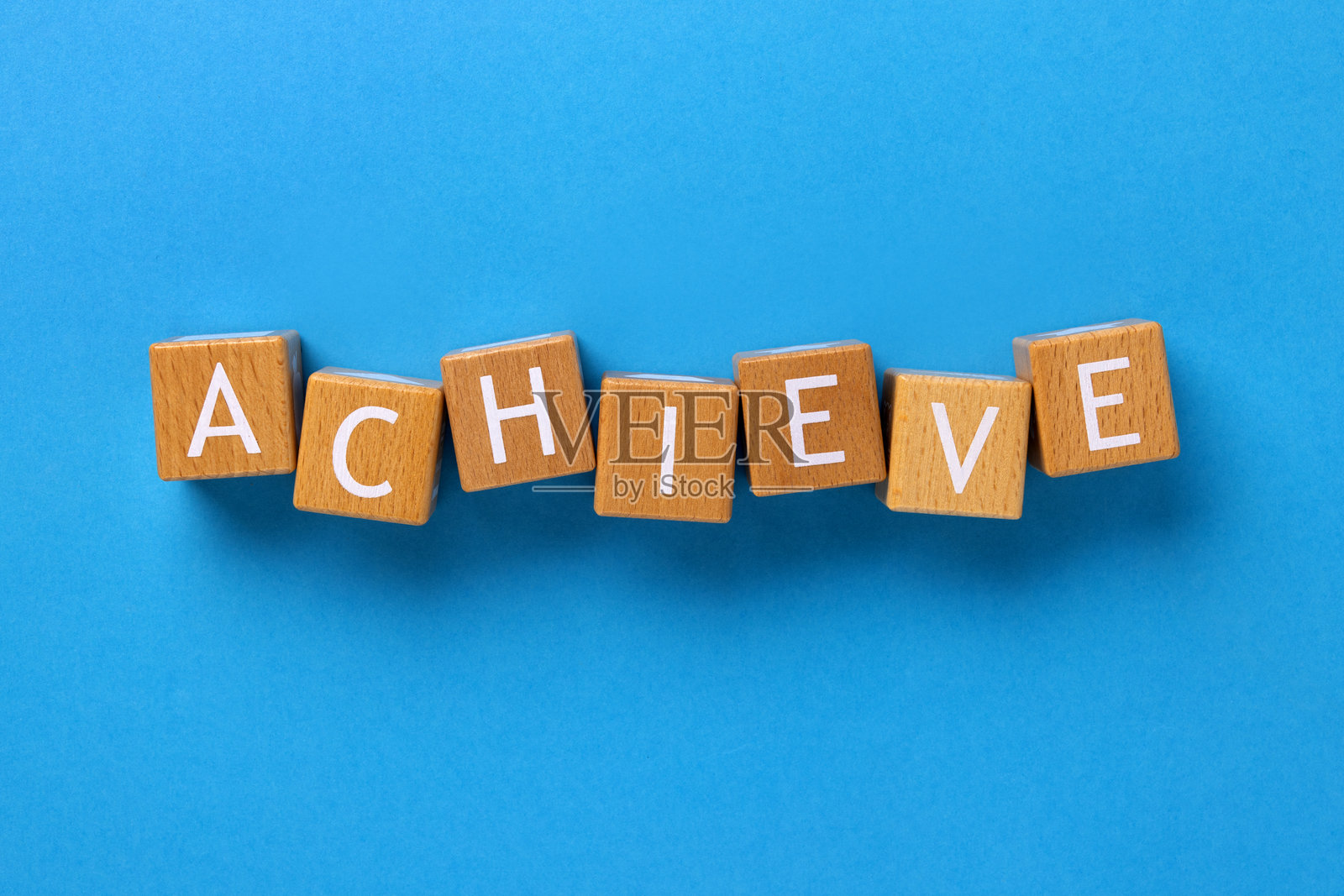 在蓝色背景上用成功阻挡文字照片摄影图片