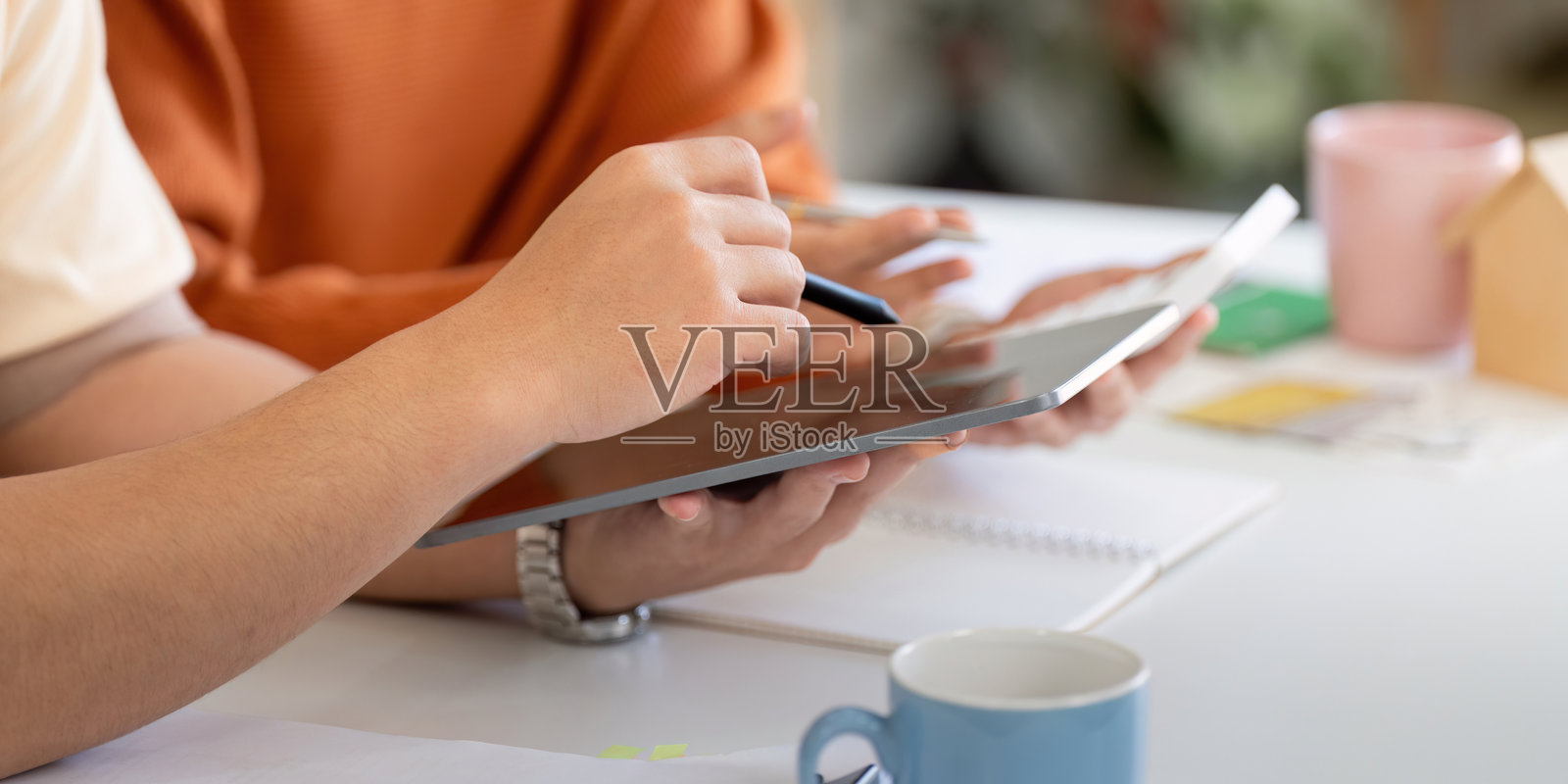 夫妻在家中一起进行财务规划,审查账单和预算。照片摄影图片