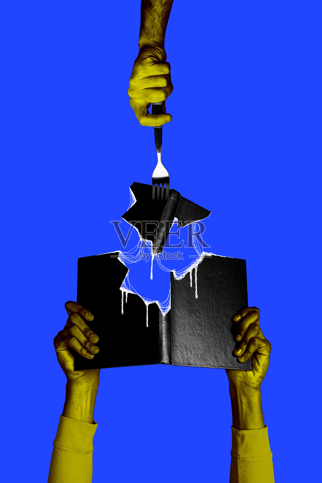 手臂持书、叉子吃东西的拼贴艺术作品,孤立在创意蓝色背景上照片摄影图片