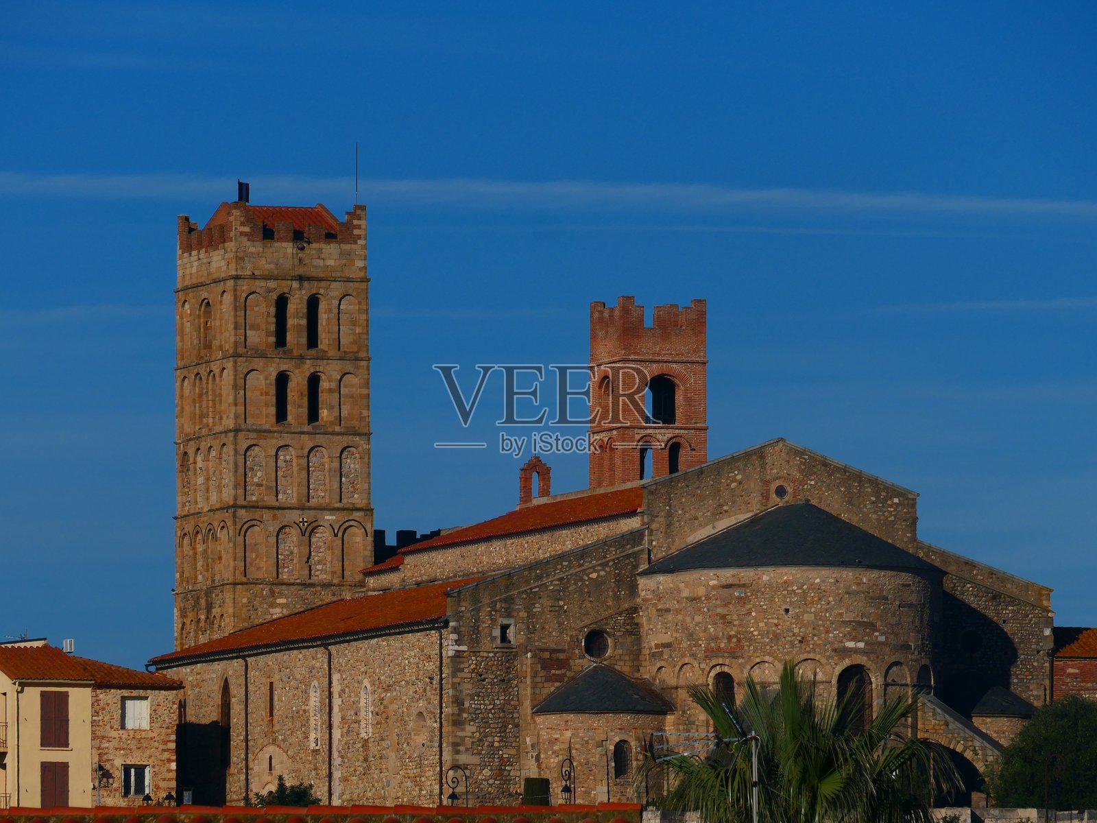 埃尔纳的圣尤拉利亚和圣朱莉亚大教堂,皮雷内-东方省照片摄影图片