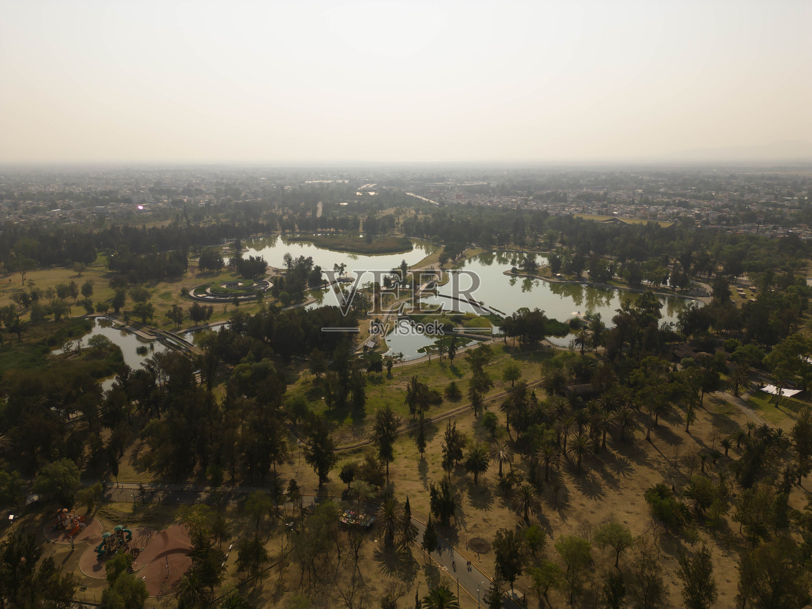 墨西哥城阳光明媚的下午,阿拉甘动物园的多角度航拍镜头照片摄影图片