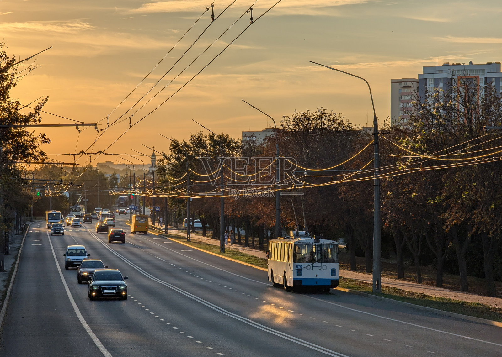 傍晚灯光下的城市街道,交通流动不息照片摄影图片