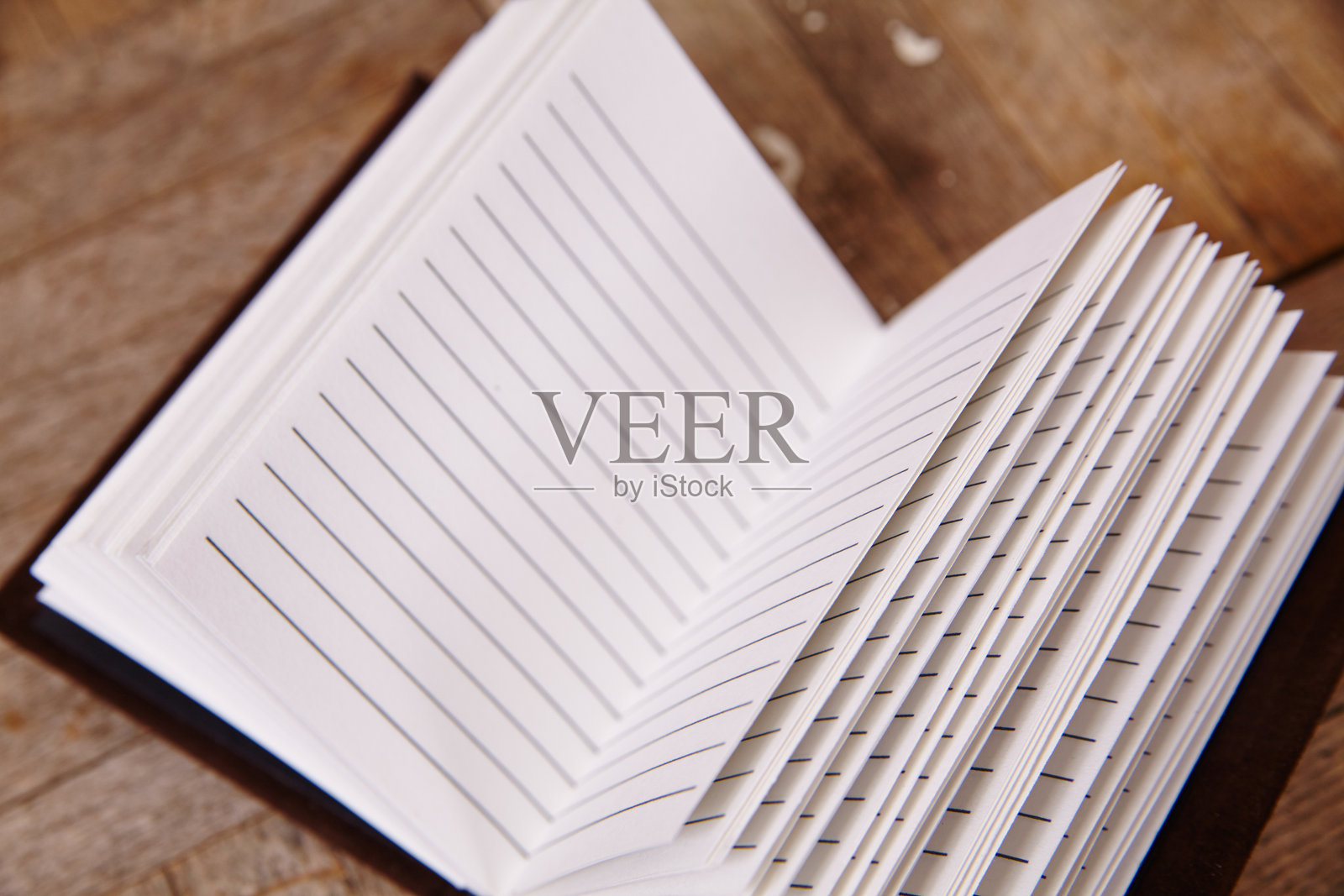 木质表面上的空白笔记本,聚焦选择性模糊照片摄影图片