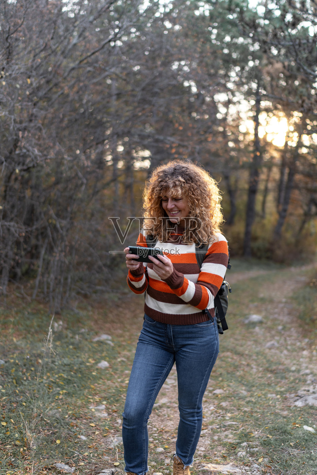 年轻女性独自在森林中漫步照片摄影图片