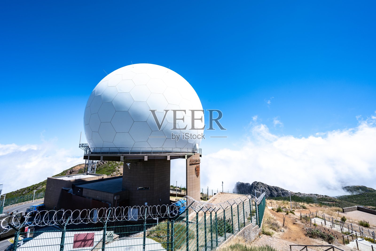 下午的阿里埃罗峰顶天文台。照片摄影图片