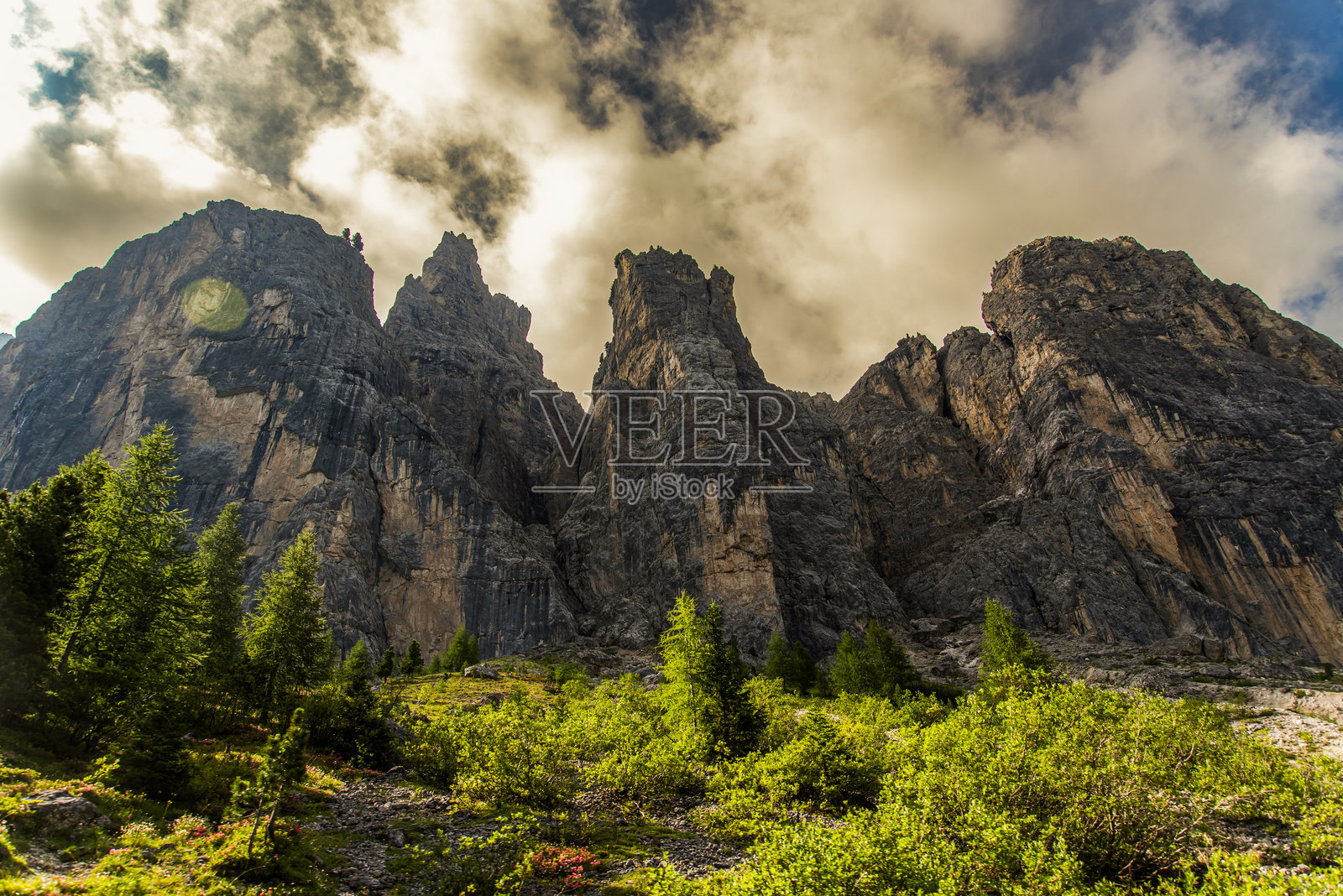 美丽的山脉风景。意大利南蒂罗尔的多洛米蒂山脉景观,列入联合国教科文组织世界遗产名录。照片摄影图片