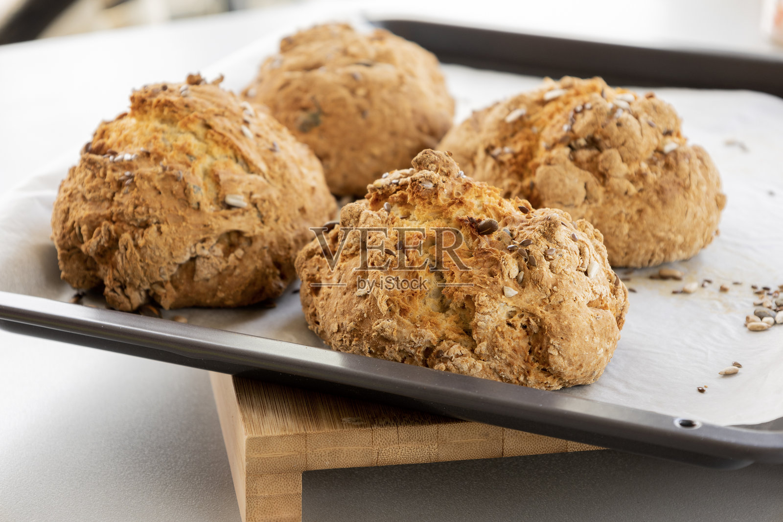 新鲜出炉的种子面包卷,酥脆美味特写照片摄影图片