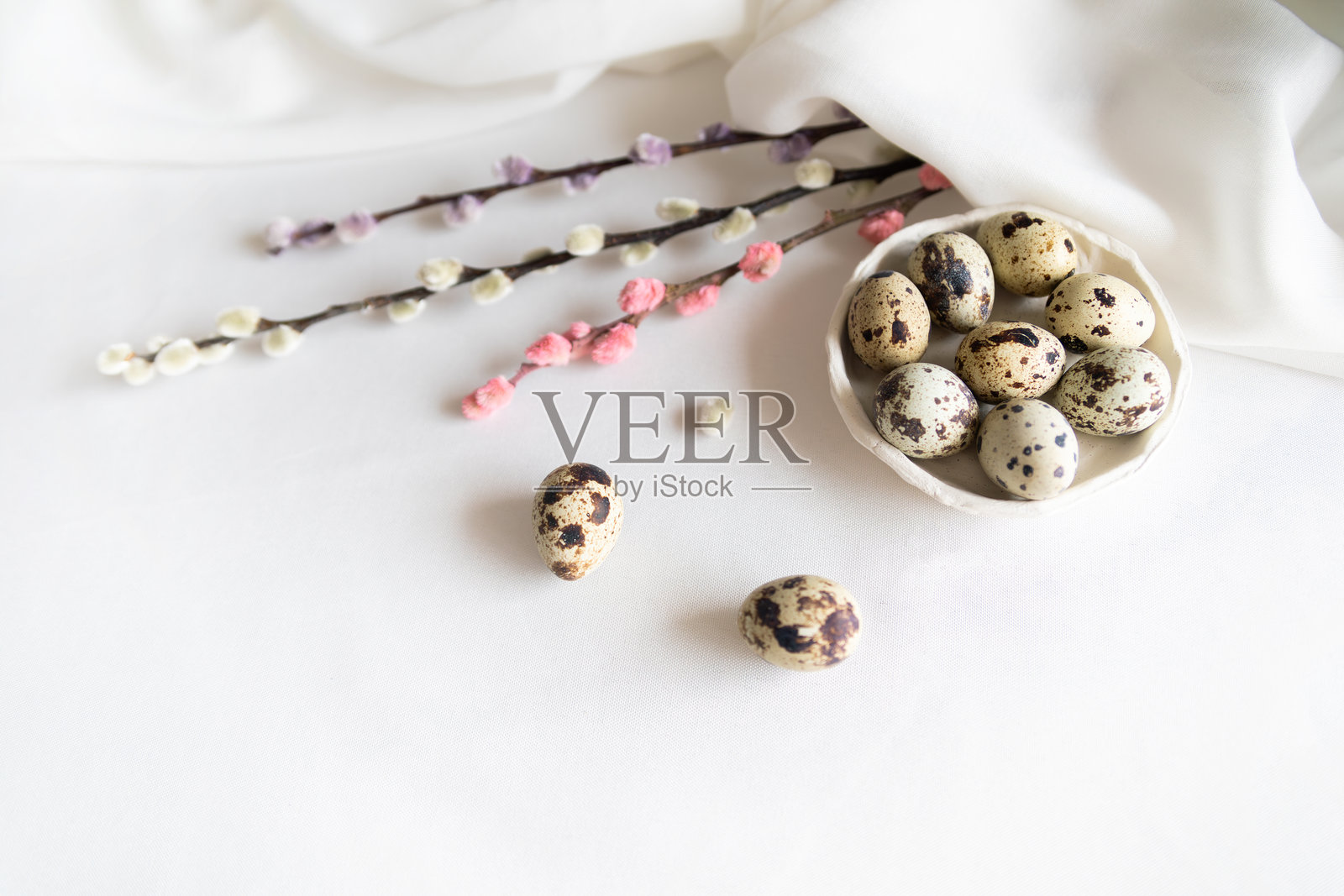 复活节家居设计。贺卡。极简白色室内。照片摄影图片