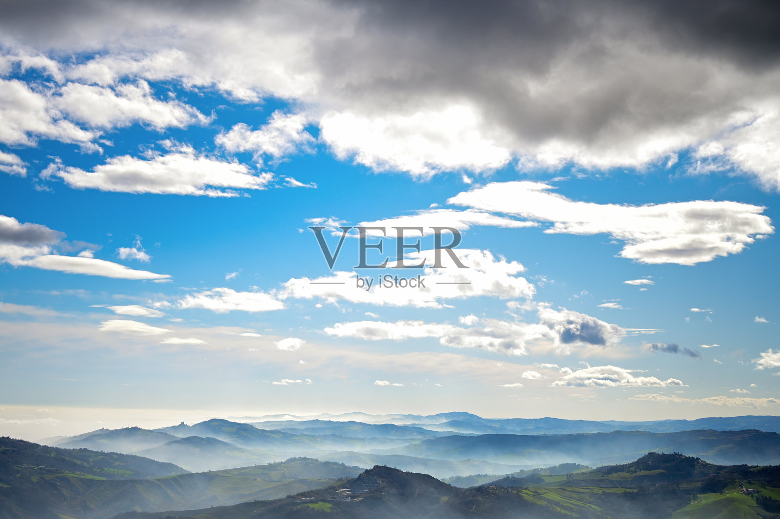 意大利乡村的景色,起伏的山丘和绿色的田野照片摄影图片