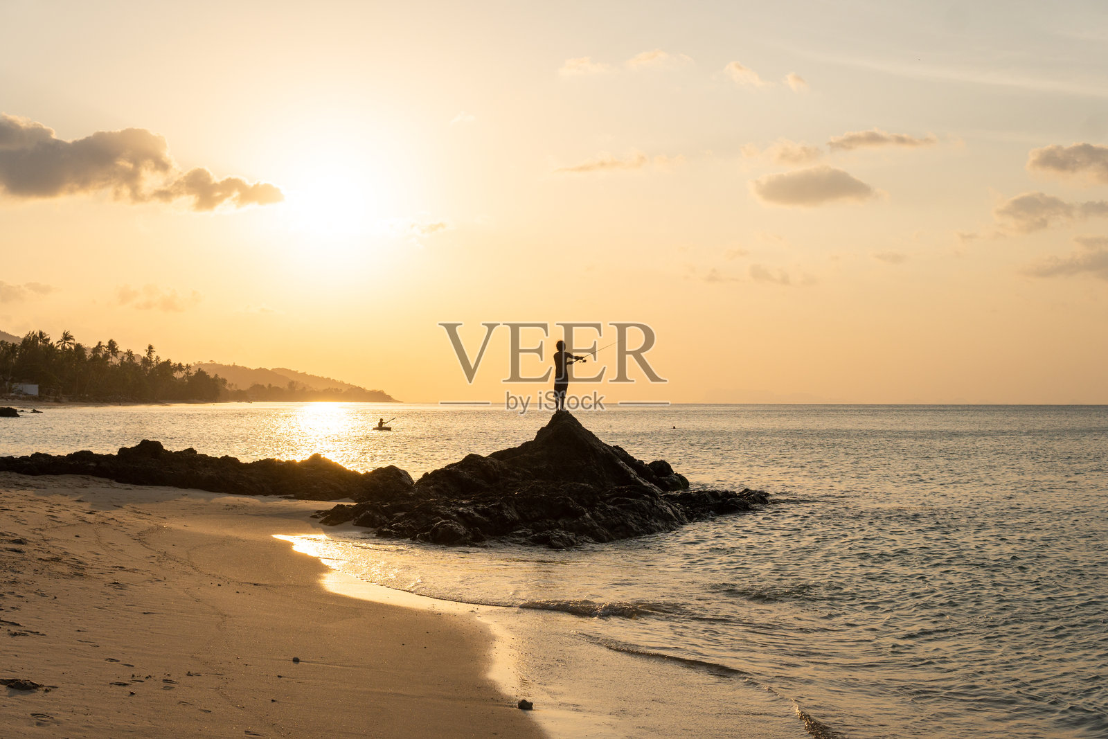 在泰国苏梅岛的利帕诺伊海滩,日落时分的渔夫照片摄影图片